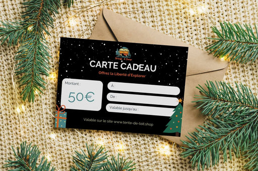 Carte cadeau de 50€ pour une tente de toit et des accessoires de camping, enveloppe décorative, branches de sapin en arrière-plan, offre spéciale.