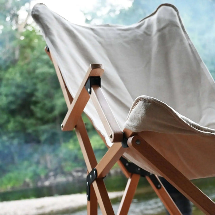 louer materiel camping table chaise montpellier location herault 34000 woodys camp Table de camping en bois pliable installée en extérieur avec des chaises, des boissons et de la nourriture, mettant en avant un design durable pour des repas confortables en plein air.