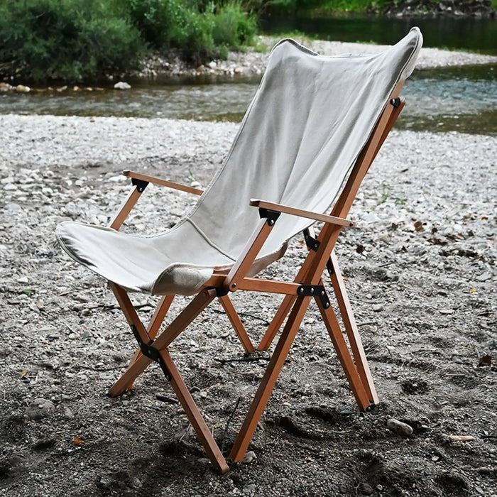 louer materiel camping table chaise montpellier location herault 34000 woodys camp Table de camping en bois pliable installée en extérieur avec des chaises, des boissons et de la nourriture, mettant en avant un design durable pour des repas confortables en plein air.