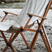louer materiel camping table chaise montpellier location herault 34000 woodys camp Table de camping en bois pliable installée en extérieur avec des chaises, des boissons et de la nourriture, mettant en avant un design durable pour des repas confortables en plein air.