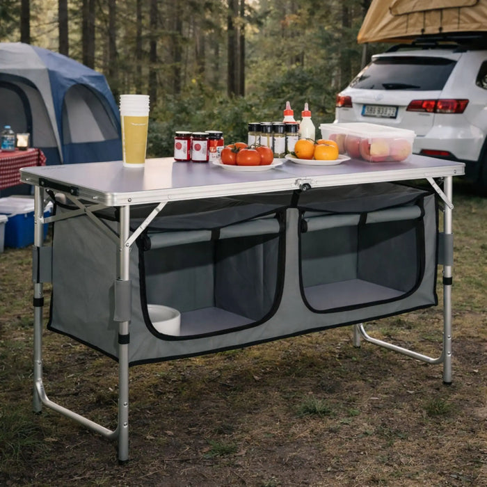cuisine de camping pliante, meuble cuisine camping, table camping avec rangement, armoire camping pliable, cuisine outdoor portable, table de camping aluminium, meuble vanlife cuisine, équipement camping cuisine, table barbecue extérieure
