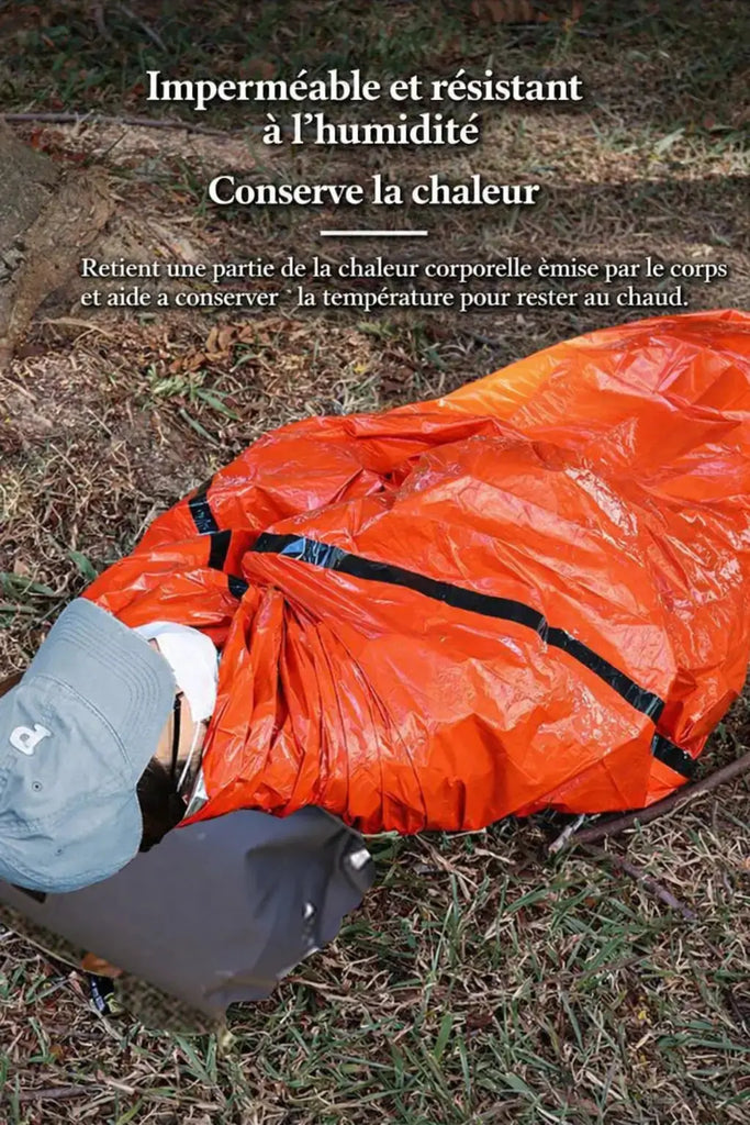 Sac thermique de survie orange haute visibilité en usage outdoor
