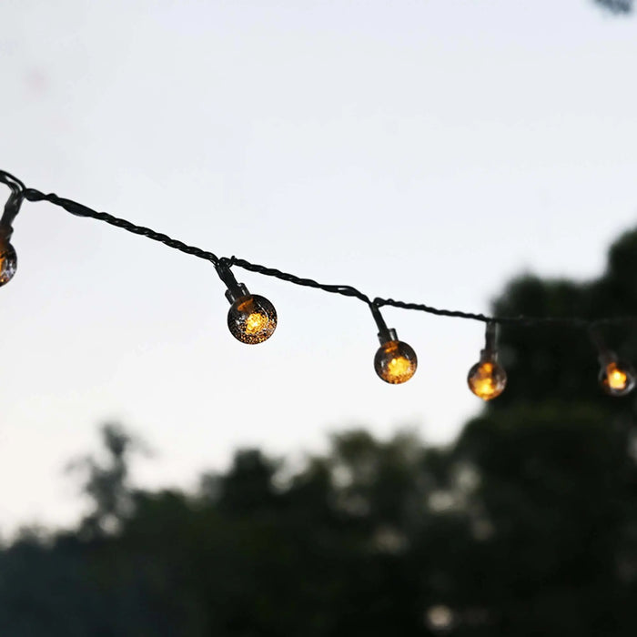 Guirlande LED étanche suspendue, éclairage solaire/USB pour camping, créant une ambiance chaleureuse en extérieur.