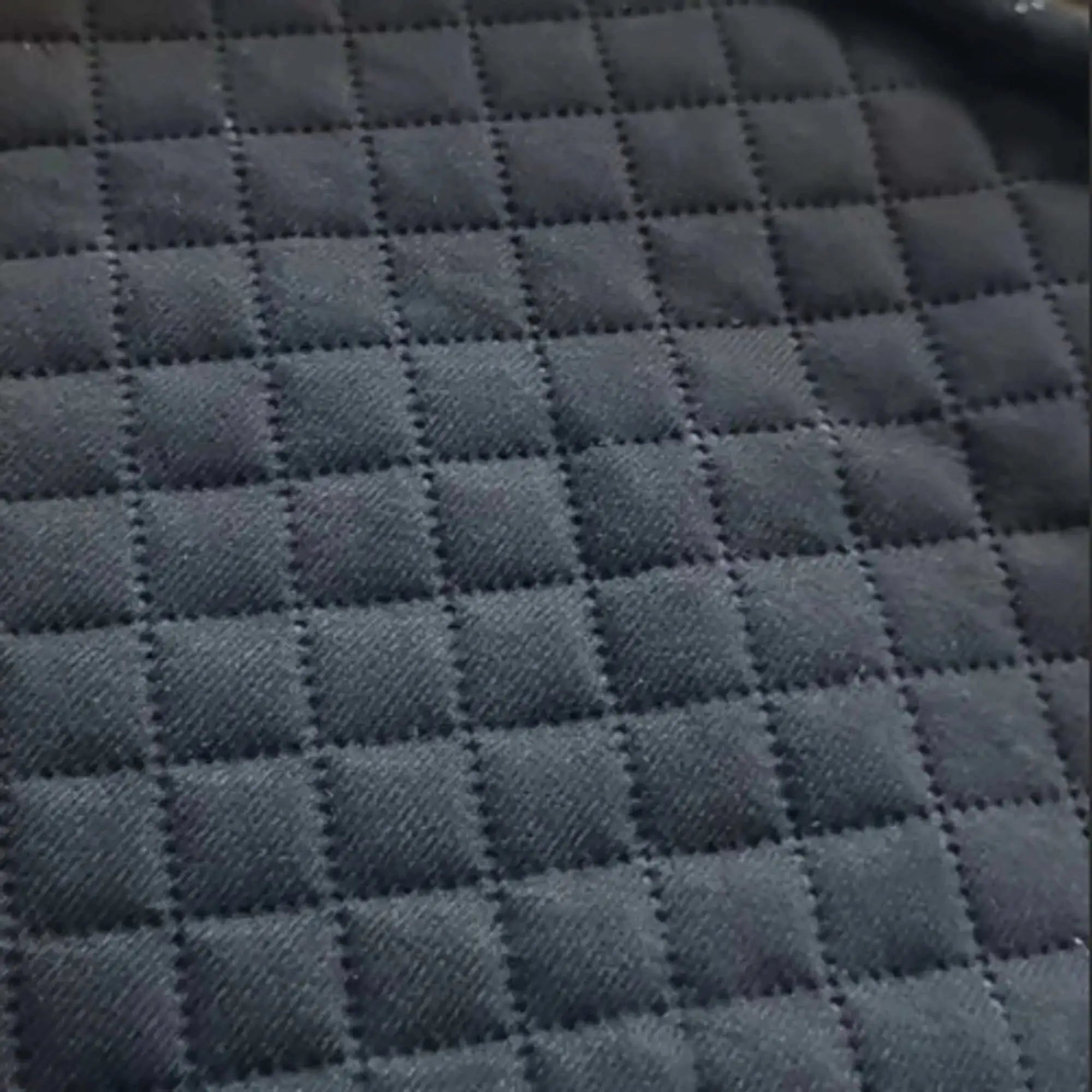 Gros plan sur un matelas en mousse à mémoire de forme matelassé pour tente de toit, mettant en avant un tissu texturé pour un confort accru lors du camping.
