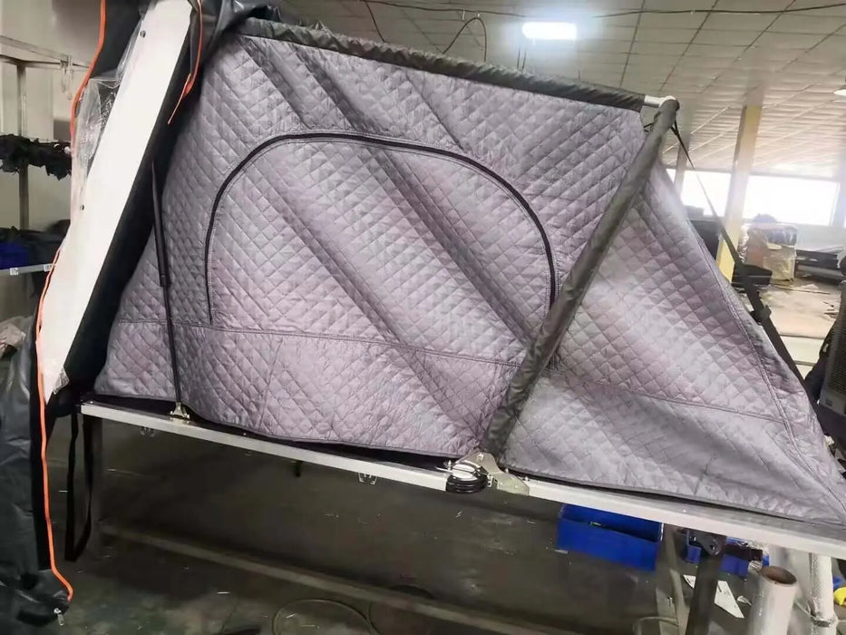 Isolation d'hiver pour tente de toit rigide installée, montrant la doublure intérieure matelassée, une installation facile et le système de fixation au cadre en métal.