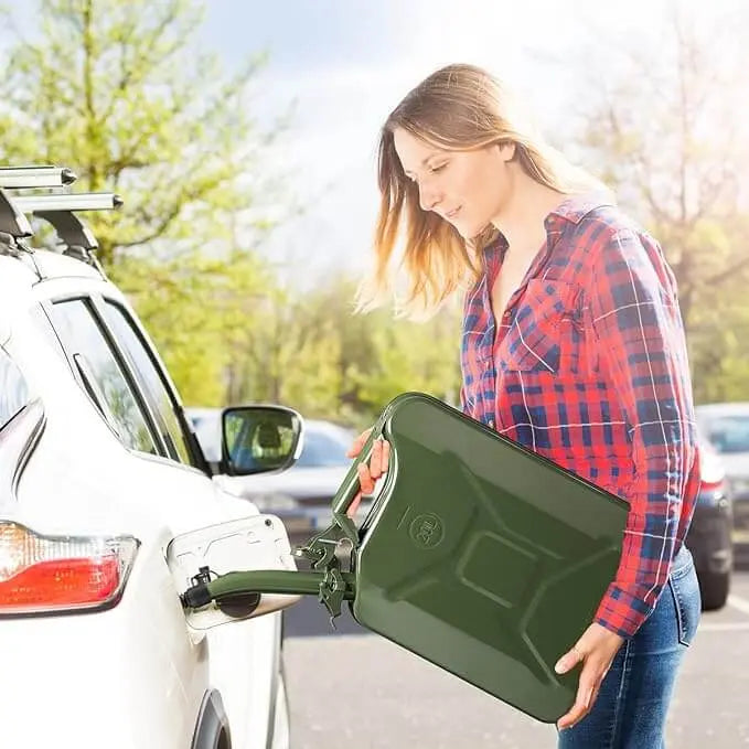Une personne remplissant une voiture avec un jerrican de 20L de carburant vert à l'extérieur.