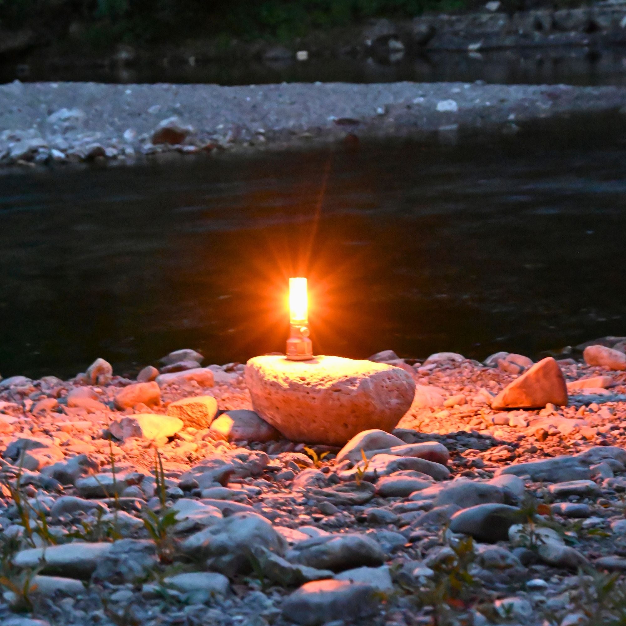 Lampe de camping rechargeable à gaz pour table en plein air, offrant un éclairage chaleureux pour des soirées en pleine nature.