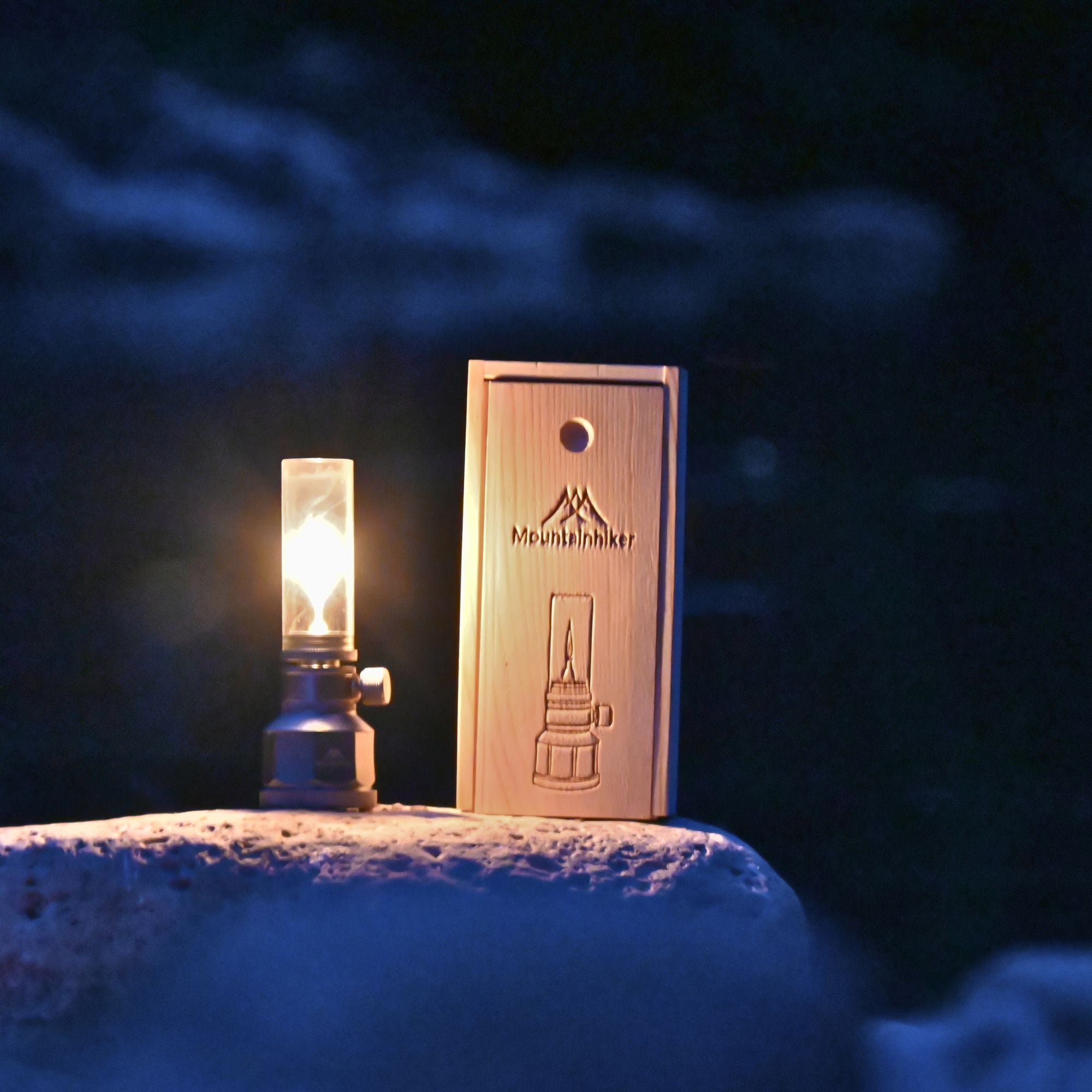 Lampe de camping rechargeable à gaz pour table en plein air, offrant un éclairage chaleureux pour des soirées en pleine nature.