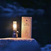 Lampe de camping rechargeable à gaz pour table en plein air, offrant un éclairage chaleureux pour des soirées en pleine nature.