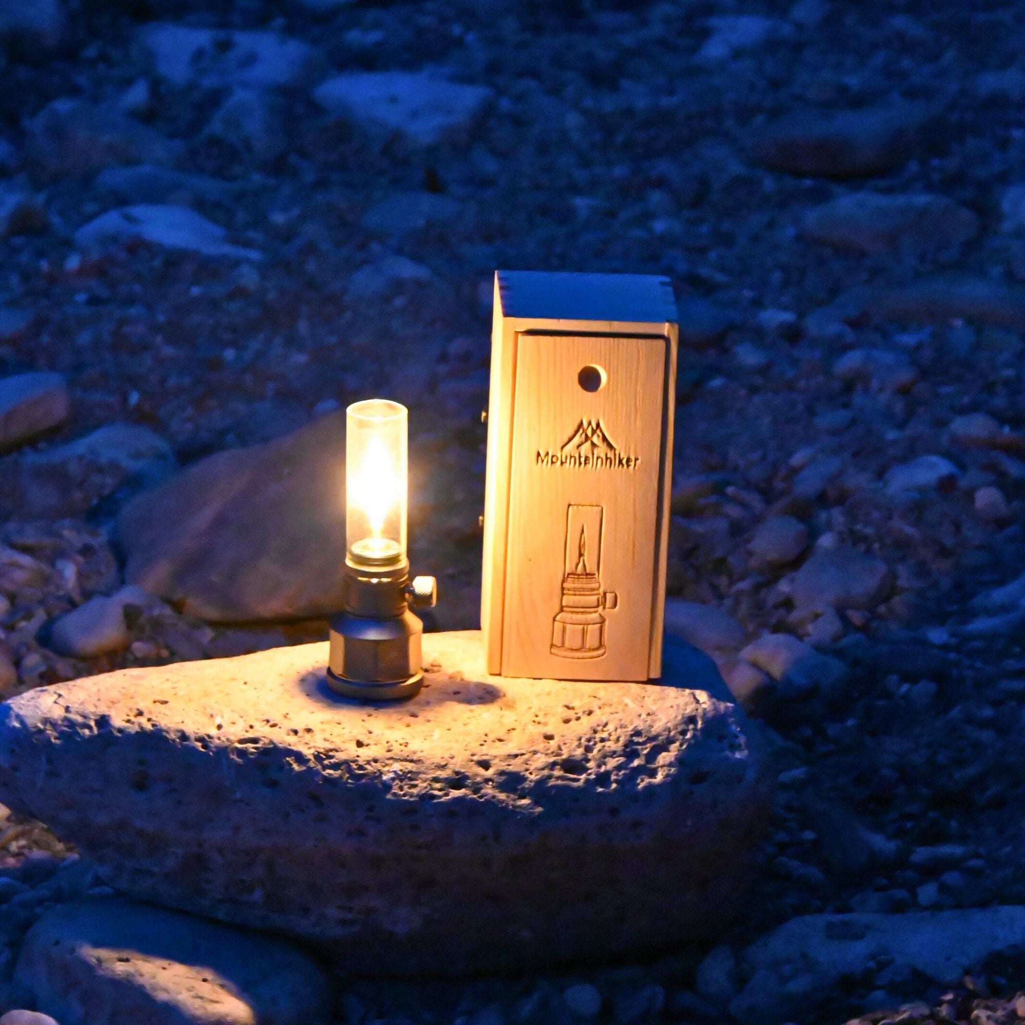Lampe de camping rechargeable à gaz pour table en plein air, offrant un éclairage chaleureux pour des soirées en pleine nature.