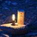 Lampe de camping rechargeable à gaz pour table en plein air, offrant un éclairage chaleureux pour des soirées en pleine nature.
