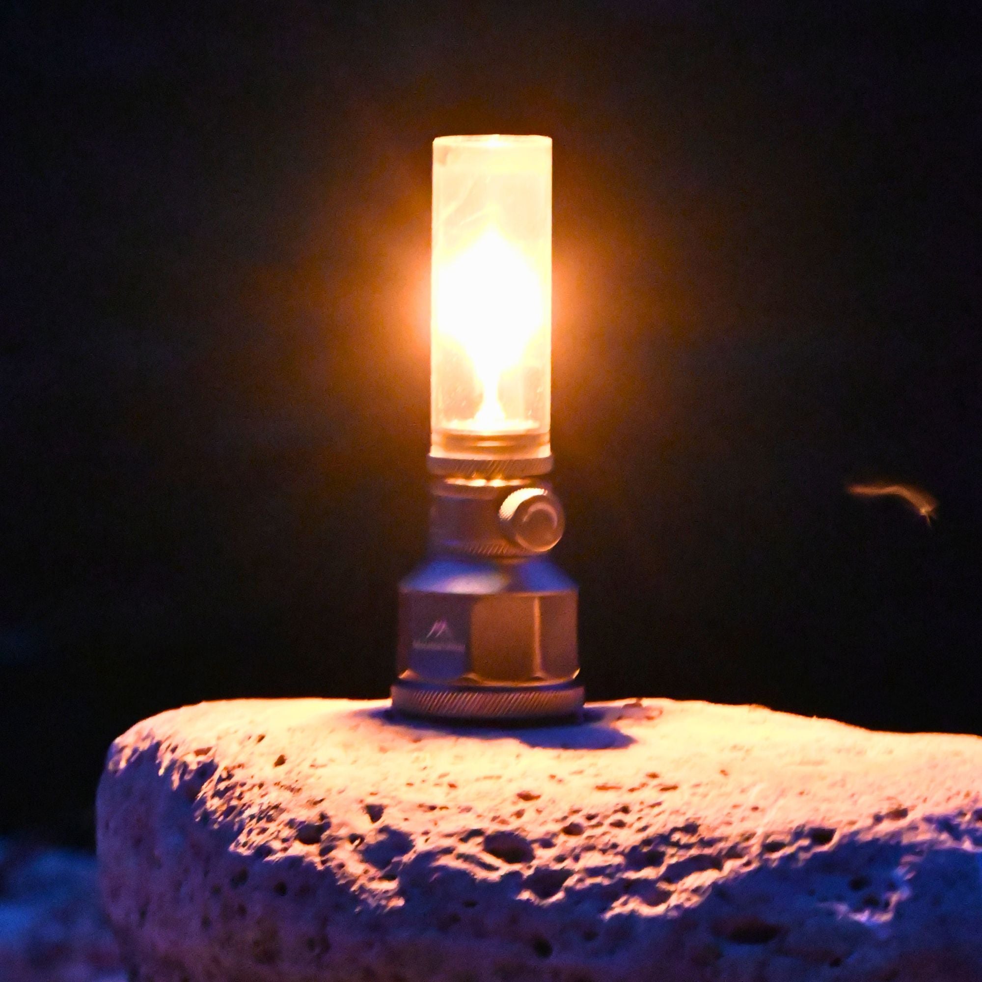 Lampe de camping rechargeable à gaz pour table en plein air, offrant un éclairage chaleureux pour des soirées en pleine nature.