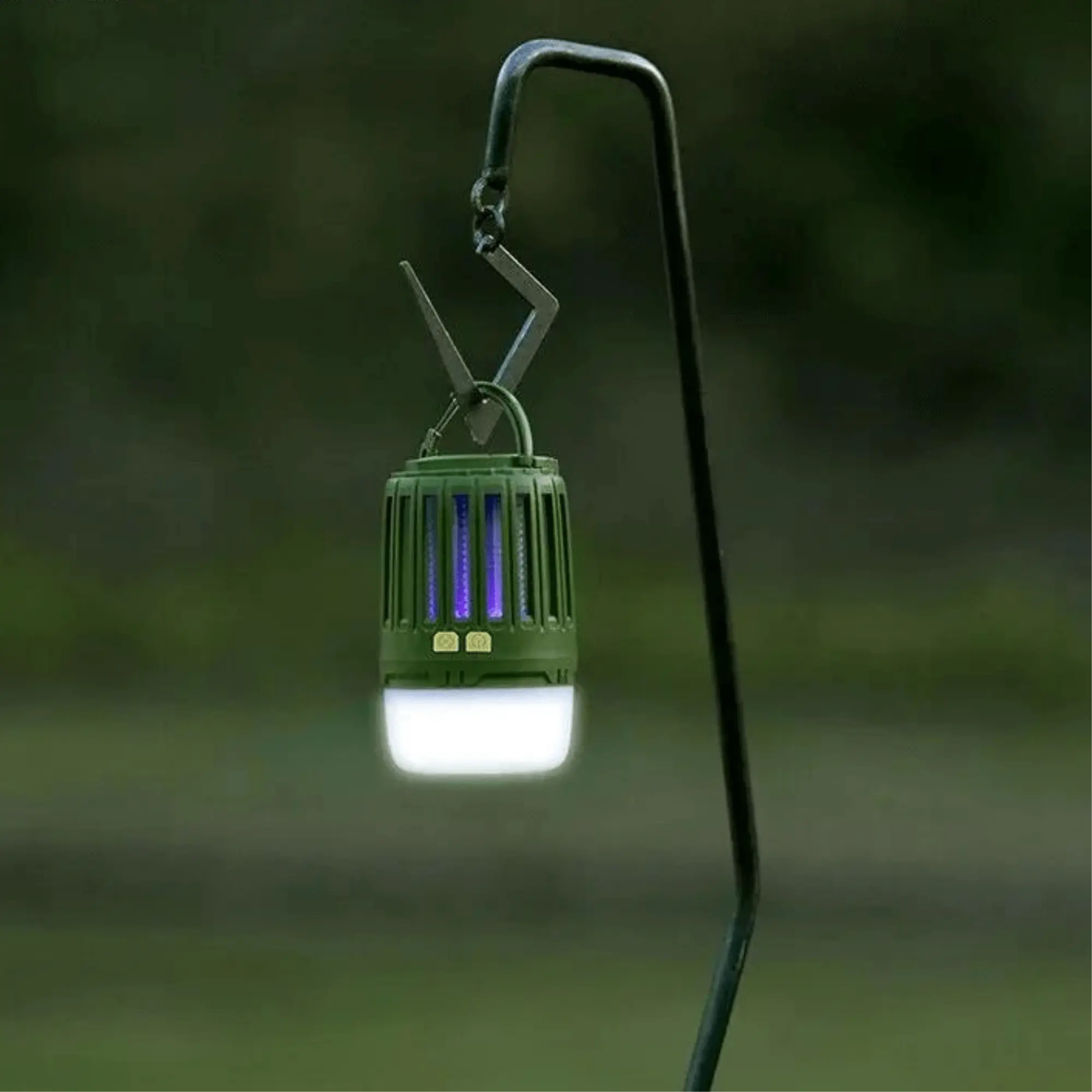 Lampe anti-moustique multifonction suspendue, éclairant un espace extérieur pour le camping.
