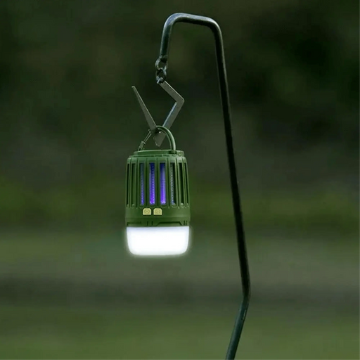 Lampe anti-moustiques multifonction suspendue, éclairant un espace extérieur pour le camping.
