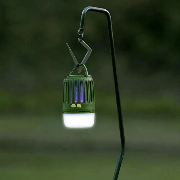Lampe anti-moustique multifonction suspendue, éclairant un espace extérieur pour le camping.