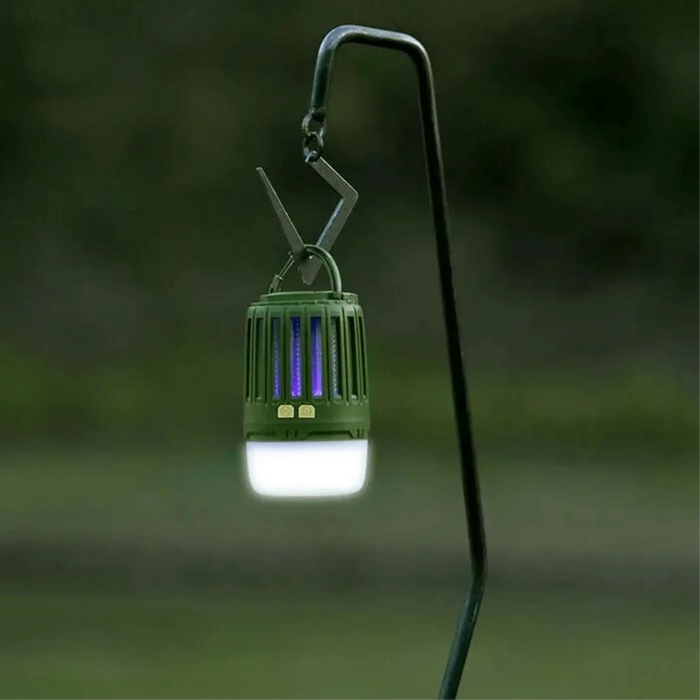 Lampe anti-moustiques multifonction suspendue, éclairant un espace extérieur pour le camping.