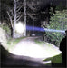 Lampe frontale ultra-brillante éclairant un sentier forestier, idéale pour le camping et les aventures en plein air avec 90 000 lumens et une portée de 500 mètres.