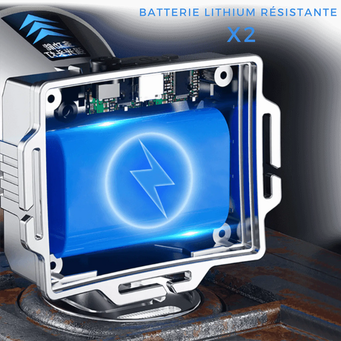 Gros plan sur une batterie lithium durable dans une puissante lampe frontale de plein air pour améliorer les expériences de camping et d'exploration.