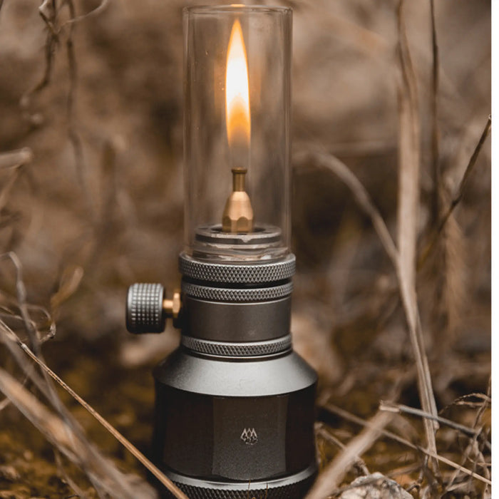 Lanterne de camping rechargeable dans un cadre extérieur, offrant une lumière chaude et authentique pour les aventures en soirée.