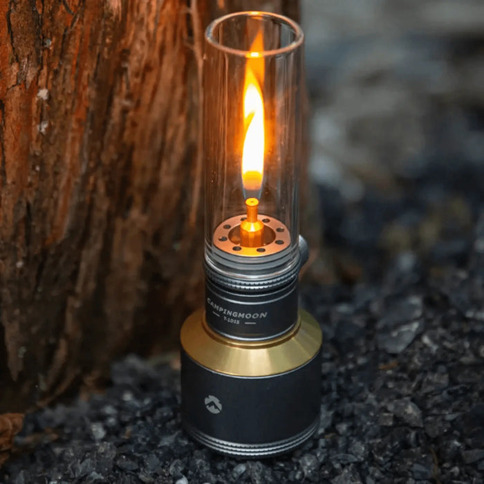 Lanterne de camping rechargeable à gaz fournissant une lumière chaude, parfaite pour les aventures en plein air comme la randonnée et le camping, mise en valeur dans un cadre naturel.
