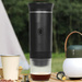 Cafetière électrique portable, parfaite pour préparer un espresso lors de vos sorties en camping ou vos voyages, présentée sur une table de pique-nique.