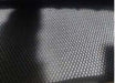 Gros plan de la texture du matelas en fibre de bambou anti-condensation sous la lumière du soleil.