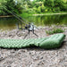 Matelas de camping gonflable au bord de la rivière avec des cannes à pêche, idéal pour les tentes de toit, offrant confort et installation rapide.