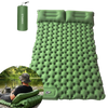 Matelas de camping gonflable vert avec oreillers intégrés, sac de transport compact et design adapté à la vie en plein air pour le camping en tente ou en van.