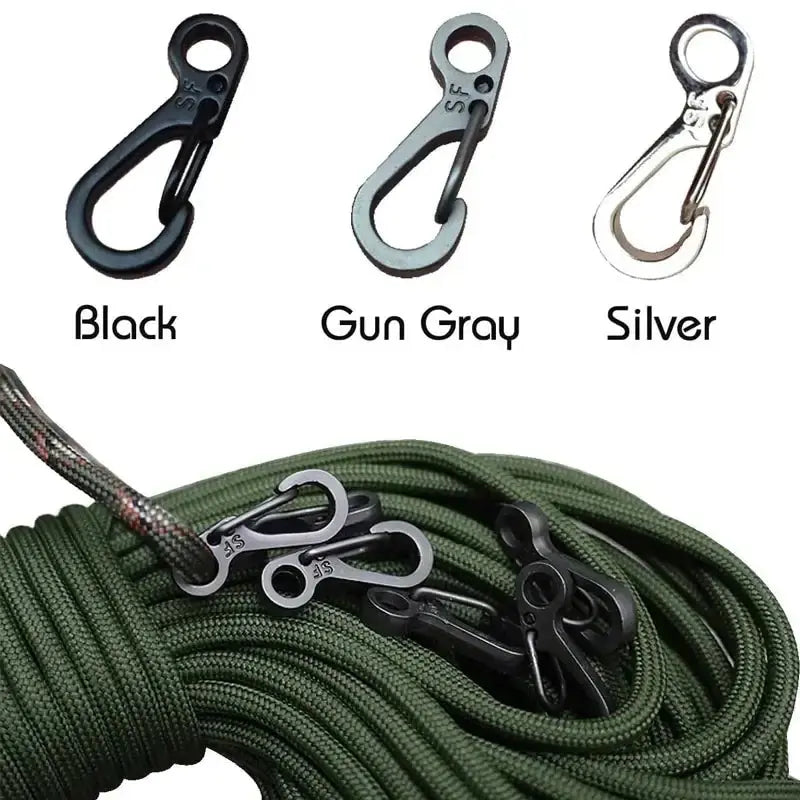 Mini mousquetons de camping en noir, gris arme et argent avec corde, matériel de survie, idéal pour accrocher accessoires et toiles.
