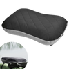 Oreiller de camping ultraléger et gonflable sur un matelas pneumatique, parfait pour le confort en plein air et les voyages compacts.