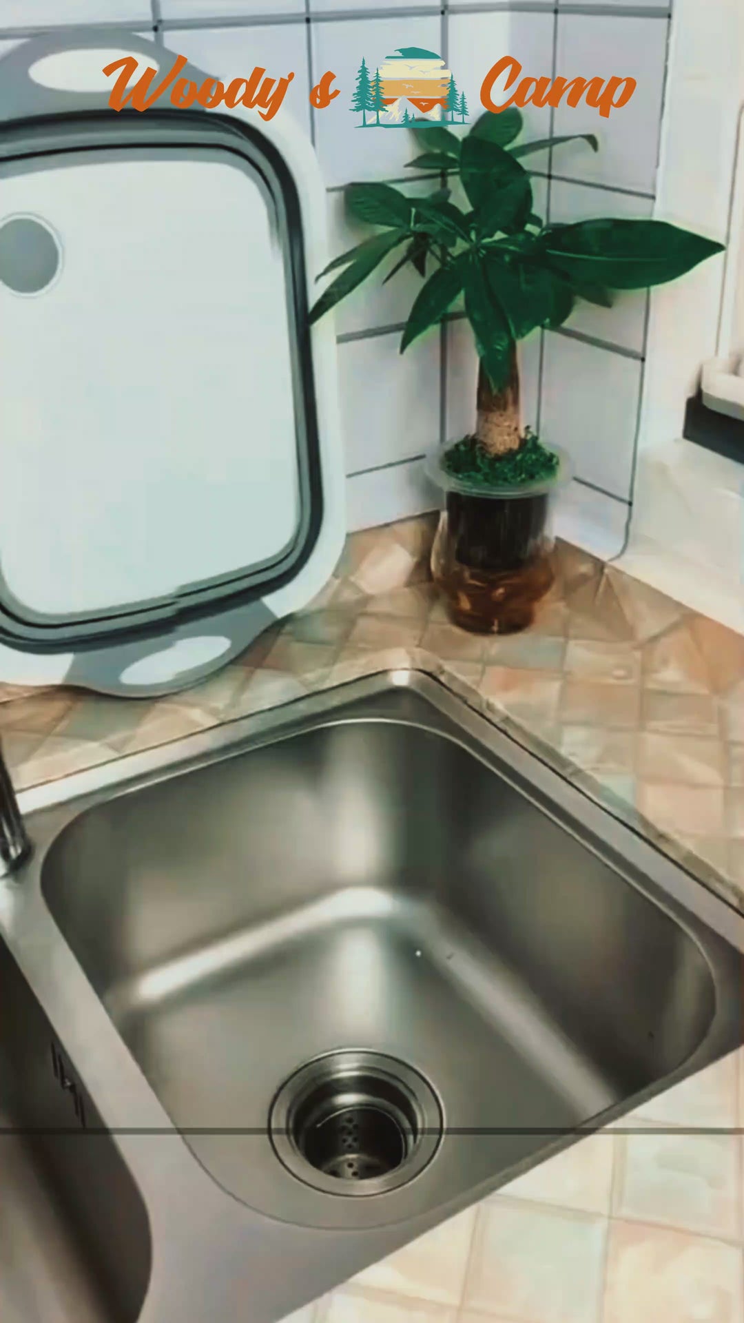 Évier pliable en silicone pour camping avec planche à découper portable, idéal pour cuisine en plein air et aventure.