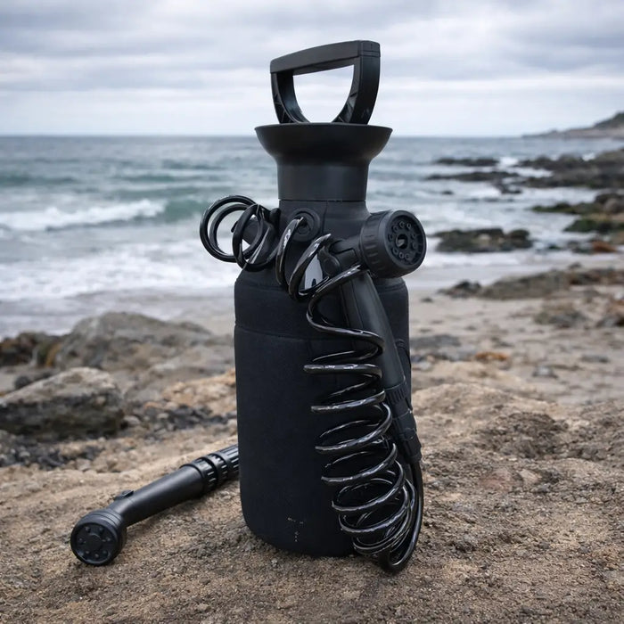 Douche Portable Manuelle 8 L – Outdoor System | Haute Pression & Couverture Néoprène Isolante Woody’s Camp