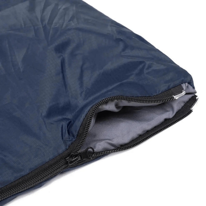 Sac de couchage ultraléger avec zip, navy 190x75cm, offrant chaleur et confort pour des aventures de camping et de randonnée.
