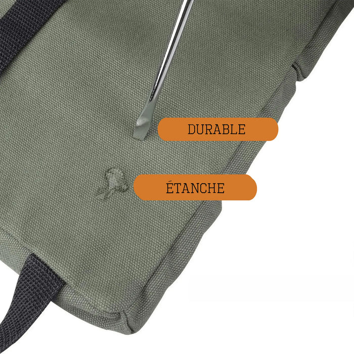 Sac de rangement pliable, durable et étanche avec compartiments pour une organisation simplifiée lors de camping et de voyages.