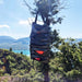 Sac de rangement pliable suspendu à un arbre lors d'une randonnée, offrant une organisation maximale avec des compartiments modulables.