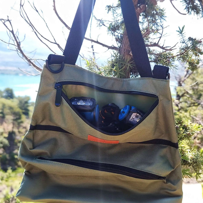 Sac de rangement pliable avec compartiments rempli d'articles, adapté pour le camping et les voyages en pleine nature.