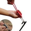 Personne utilisant un collier de serrage anti-vent de 5 mètres avec poulie pour le camping afin d'assurer la stabilité de la tente en extérieur.