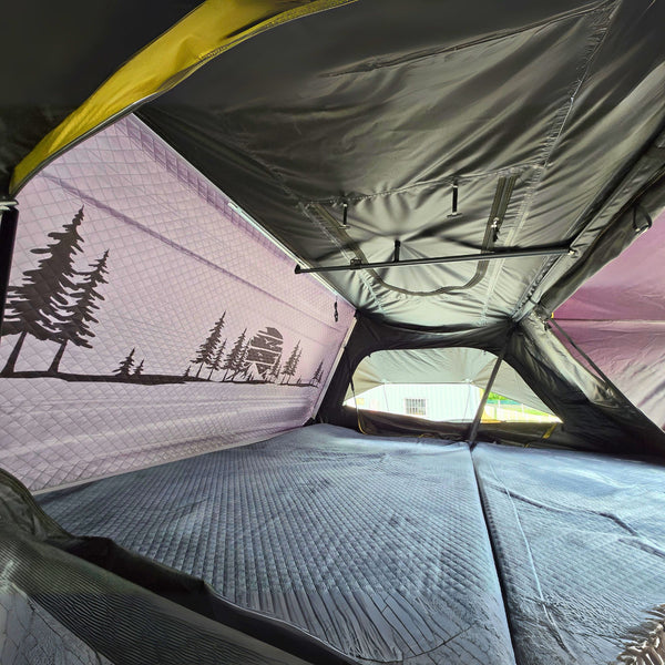 Offre spéciale : tente de toit coque rigide pour 5 personnes avec annexe famille familial 4X4 SUV DUSTER montpellier occiatanie herault France woody's camp 34000, installée sur un véhicule, prête pour le camping.