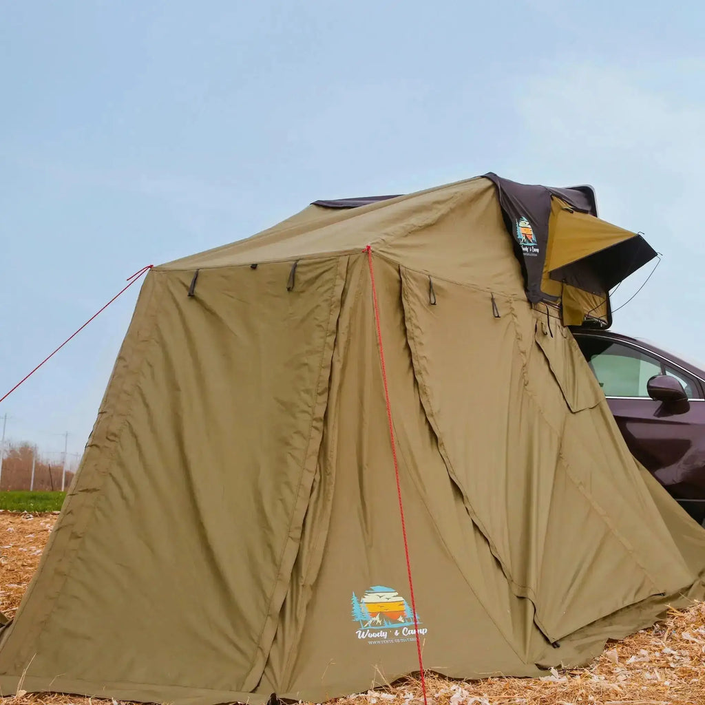 Offre spéciale : tente de toit coque rigide pour 5 personnes avec annexe famille familial 4X4 SUV DUSTER montpellier occiatanie herault France woody's camp 34000, installée sur un véhicule, prête pour le camping.