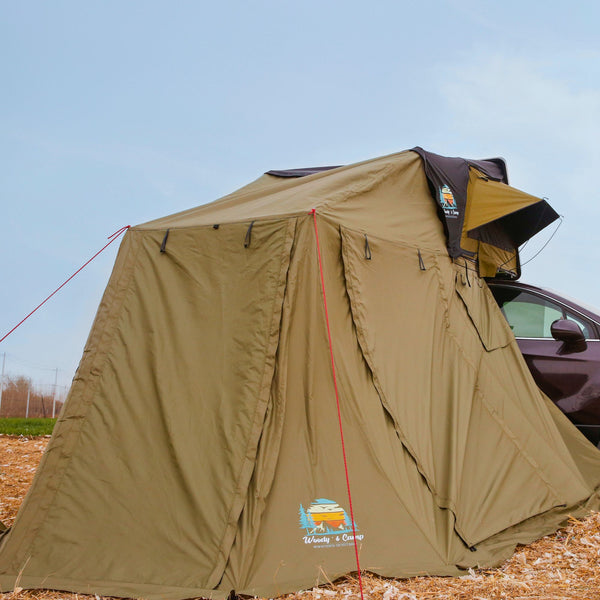 Offre spéciale : tente de toit coque rigide pour 5 personnes avec annexe famille familial 4X4 SUV DUSTER montpellier occiatanie herault France woody's camp 34000, installée sur un véhicule, prête pour le camping.