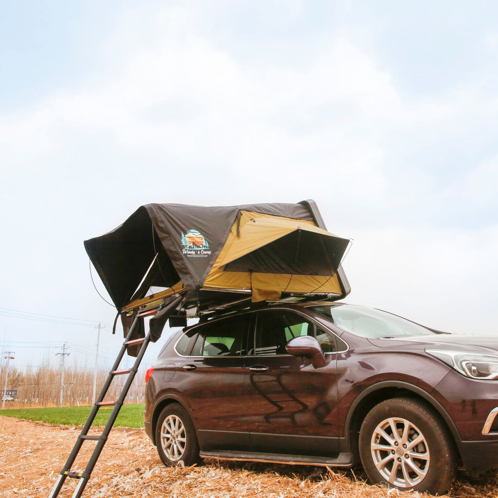 Offre spéciale : tente de toit coque rigide pour 5 personnes avec annexe famille familial 4X4 SUV DUSTER montpellier occiatanie herault France woody's camp 34000, installée sur un véhicule, prête pour le camping.