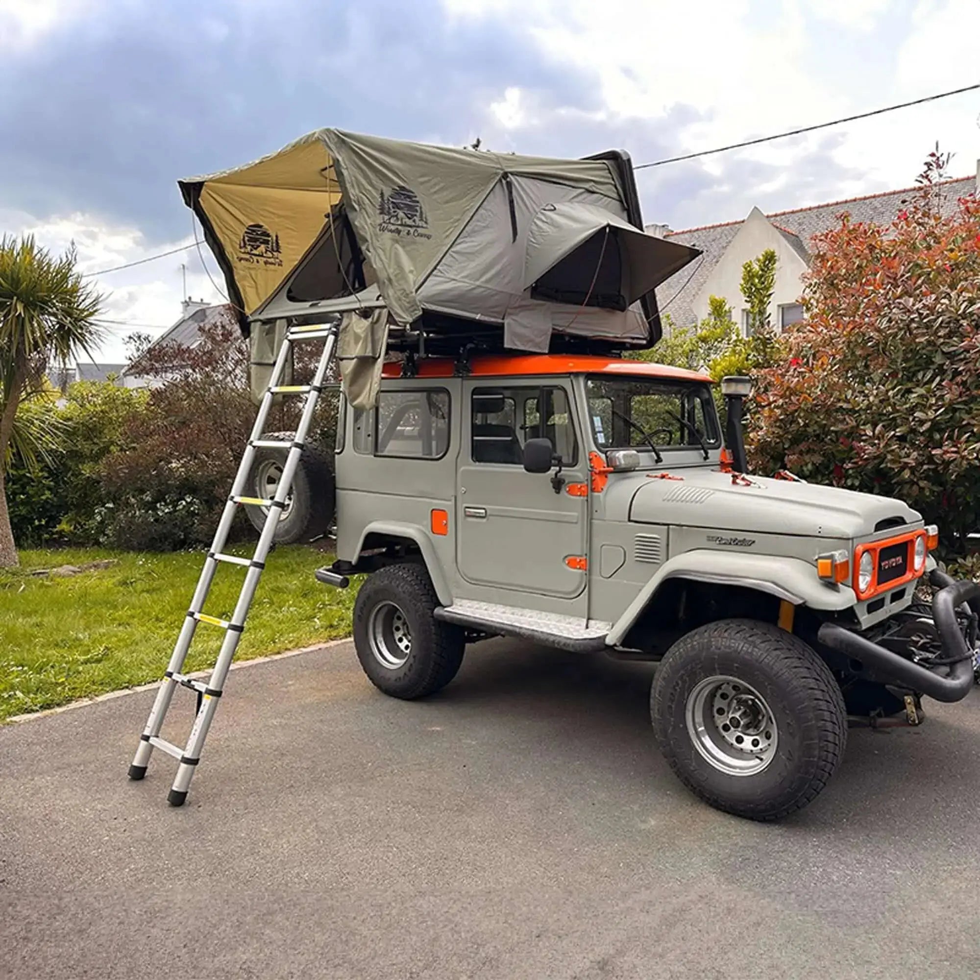 Offre spéciale : Tente de toit rigide 3 places avec annexe installée sur 4x4, idéale pour le camping et les escapades en plein air.