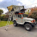 Offre spéciale : Tente de toit rigide 3 places avec annexe installée sur 4x4, idéale pour le camping et les escapades en plein air.