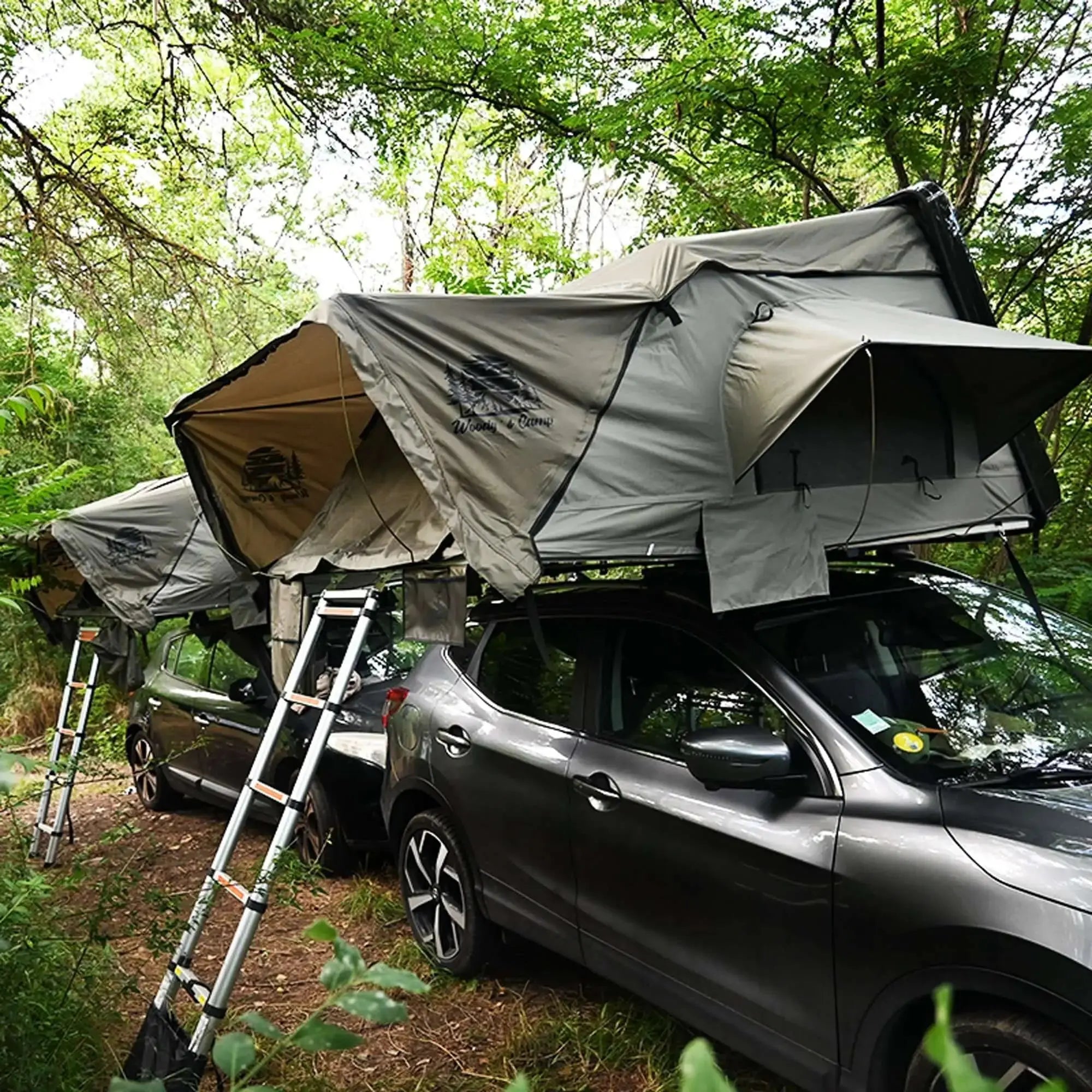 Tente de toit rigide pour 5 personnes avec annexe sur voiture en forêt, idéale pour le camping en plein air avec espace généreux