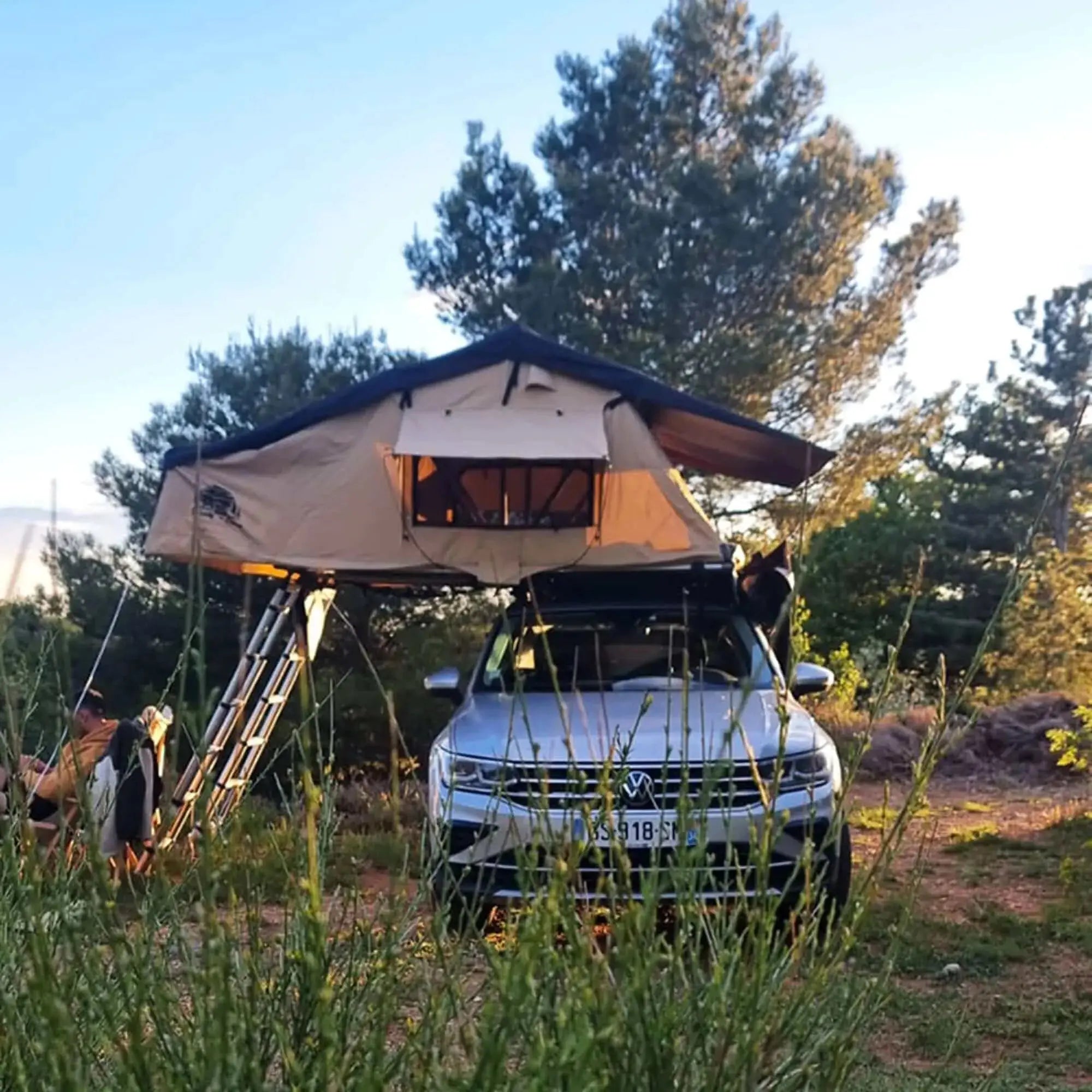Tente de toit souple 5 places montée sur voiture, idéale pour le camping aventure, avec annexe incluse. Précommande disponible.