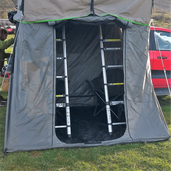 Abris de tente de toit avec entrée par échelle pour 4-5 personnes, offrant un espace privé pour le camping avec des ouvertures et des fenêtres sur tous les côtés.