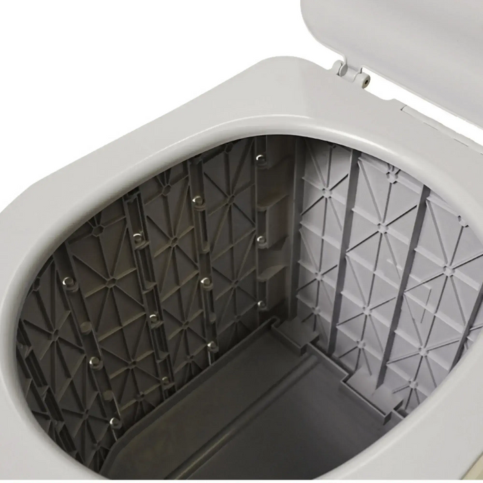 Vue intérieure d'une toilette de camping pliable compacte, idéale pour les aventures en plein air avec une installation facile et une portabilité.