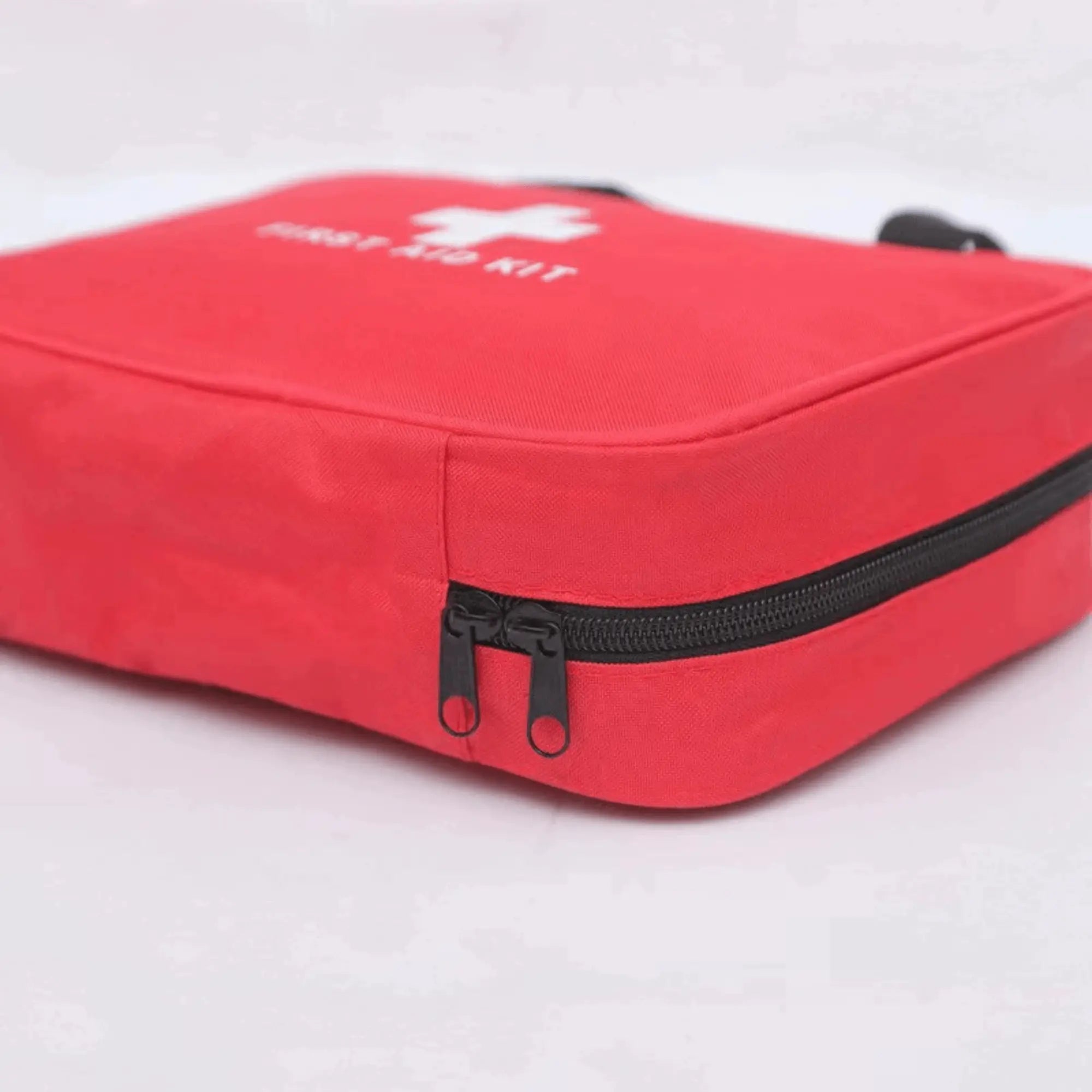 Trousse de secours d'urgence rouge, compacte et portable, idéale pour le camping, les voyages et les randonnées.