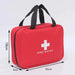Trousse de premiers secours compacte rouge avec poignées noires, idéale pour le camping et les voyages, dimensions 26 cm x 18 cm x 8 cm, avec logo de croix blanche.