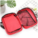 Trousse de secours d'urgence rouge ouverte avec des compartiments en filet, parfaite pour le camping, les voyages et les randonnées.